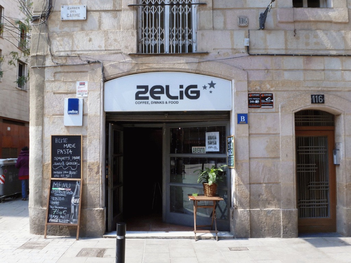Zelig Barcelona gündüz cephesi ve kaldırımdaki menü tahtaları